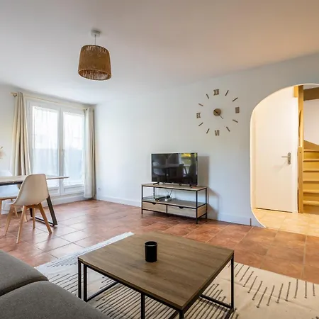 Apartmán Available - Entire - 10mn T12 - Rer D, Paris 33mn, From 1 To 6 Guests, Undergroung Private Parking, Shopping Mall, Swimming Pool, Skating Rink, Theatre, Cinema, Library Courcouronnes
