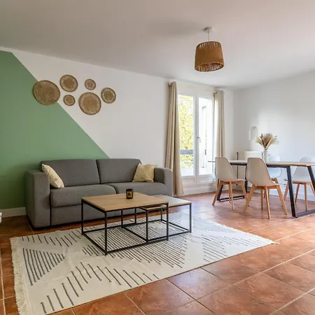 Apartmán Available - Entire - 10mn T12 - Rer D, Paris 33mn, From 1 To 6 Guests, Undergroung Private Parking, Shopping Mall, Swimming Pool, Skating Rink, Theatre, Cinema, Library